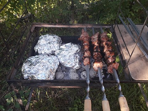 Ukrajinsky šašlík a brambory na cibulce a sádle na pahřebě